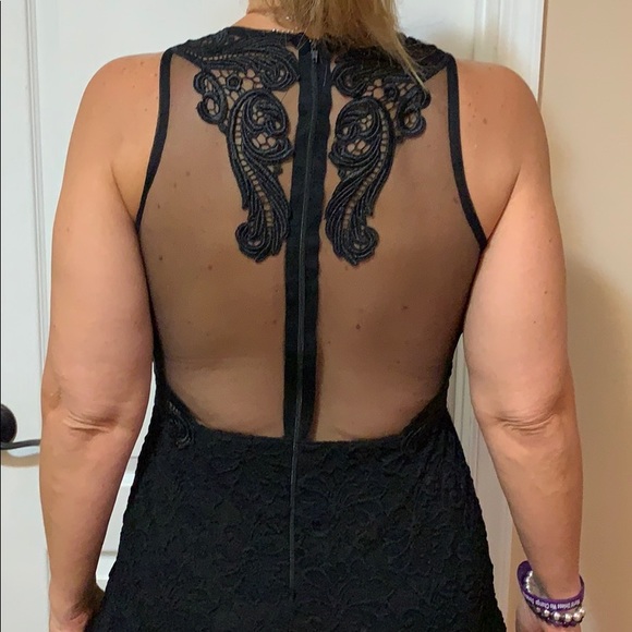 Black gown - Picture 4 of 4